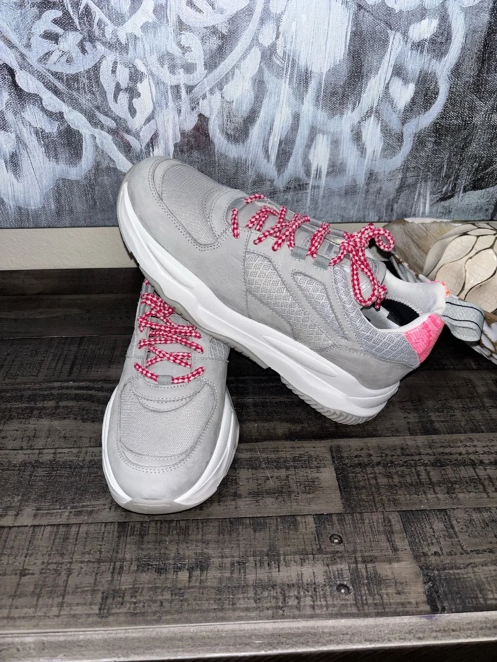 P448 Luke sneakers New without Box  Womens SZ 39​